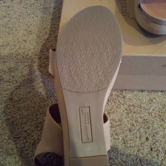 Gentle souls tan genuine suede size 9.5 - Picture 2 of 4